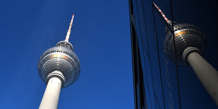 Blick von unten auf den Berliner Fernsehturm