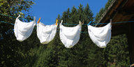 Weiße Unterhosen hängen an einer Wäscheleine