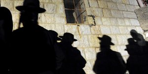 die Schatten ultraorthodoxer Juden an einer Wand