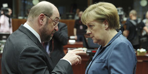 Martin Schulz redet mit Angela Merkel und zeigt mit zwei Fingern auf sie