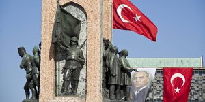 Atatürk-Monument mit Soldaten und türkischen Flaggen