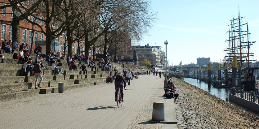 Die Schlachte in Bremen, eine Promenade entlang der Weser mit einer abgestuften Sitztreppe, die auch Affenfelsen genannt wird