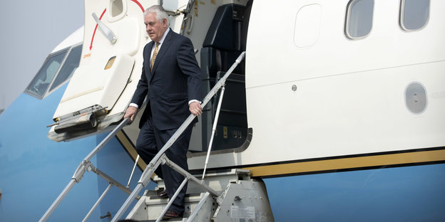 US-Außenminister Rex Tillerson steigt aus dem Flugzeug