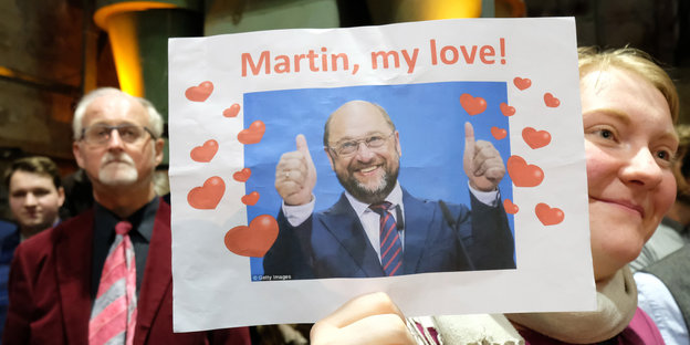 SPD-Fans halte eine Liebeserklärung an Martin Schulz hoch