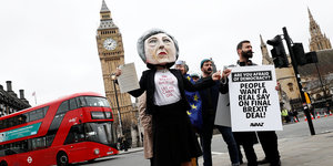 Mehrere Demonstranten, darunter einer in einer Theresa-May-Pappmachè-Figur, protestierten vor dem Big Ben gegen den Brexit