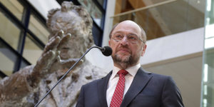 Martin Schulz vor einer Willy-Brandt-Statue