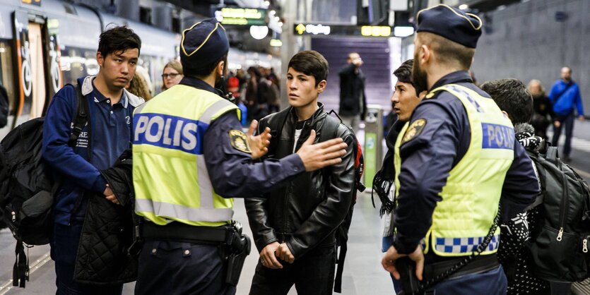 Menschen auf einem Bahnhof