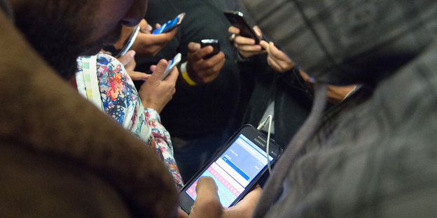 Menschen gucken auf ihre Smartphones