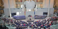 Abgeordnete sitzen im Plenarsaal des Bundestags