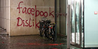 Fahrräder vor einem Grafitto: "facebook dislike"