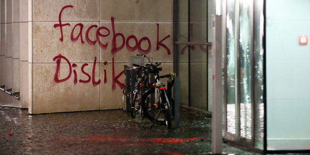 Fahrräder vor einem Grafitto: "facebook dislike"