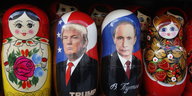 Zwischen zwei traditionellen Matrjoschkas stehen zwei mit einem Aufdruck von Trump und Putin