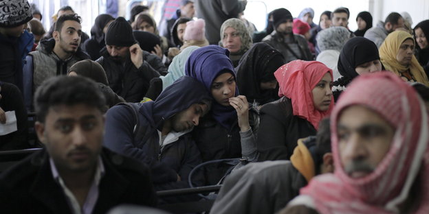 Syrische Flüchtlinge warten darauf, sich beim UNHCR-Flüchtlingskommissariat der Vereinten Nationen in Beirut (Libanon) zu registrieren.