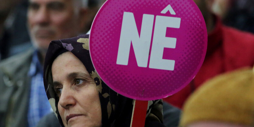 Eine HDP-Unterstützerin hält ein Plakat mit der Aufschrift "Nein" auf kurdisch