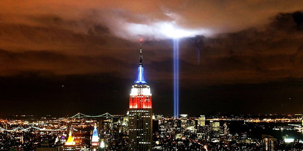 Lichtstrahlen zeigen am fünften Jahrestag von 9/11 in den Himmel über Manhattan