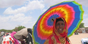 Eine Frau mit Sonnenschirm