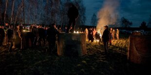 Menschen an einem Feuer