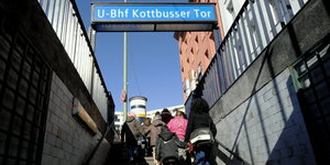 Menschen gehen die Treppe vom U-Bahnhof Kottbusser Tor hoch