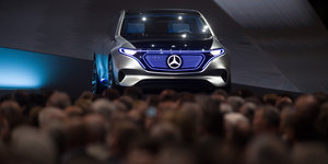Ein Mercedes auf der Tribüne der Daimler-Versammlung