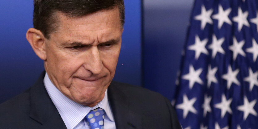 Michael Flynn beißt sich auf die Unterlippe und guckt nachdenklich nach unten