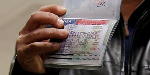 Eine Hand hält einen Pass
