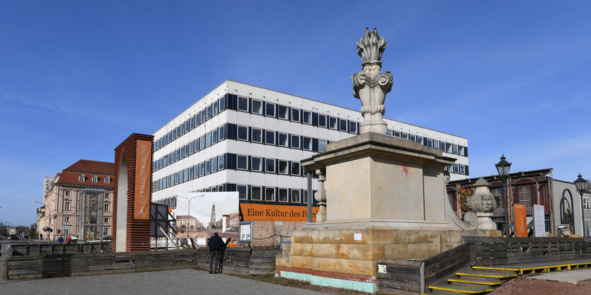 Bis auf einen Sockel und ein symbolisches Tor ist die Fläche, auf dem die Potsdamer Garnisonkirche einst satnd noch leer