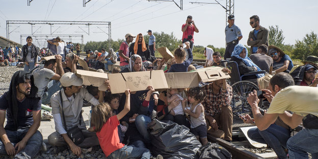 Flüchtlinge, die im September 2015 auf Bahngleisen an der kroatisch-serbischen Grenze warten