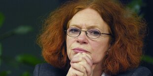 Anetta Kahane hat ihr Kinn auf ihre verschränkten Hände gestützt und guckt nachdenklich