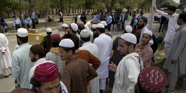 Weiß gekleidete muslimische Studenten in Islamabad