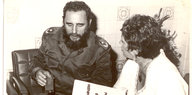 Ein schwarz-weiß Bild, auf dem sich ein Mann in Militäruniform mit einer Frau mit kurzen Haaren unterhält