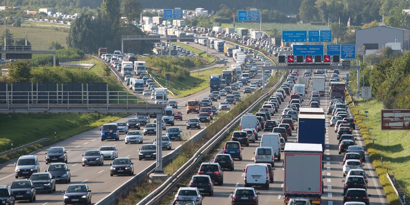 Stockender Verkehr auf beiden Seiten einer Autobahn