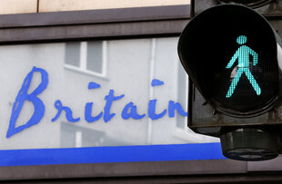 Ein grünes Ampelmännchen neben der Aufschrift „Britain“