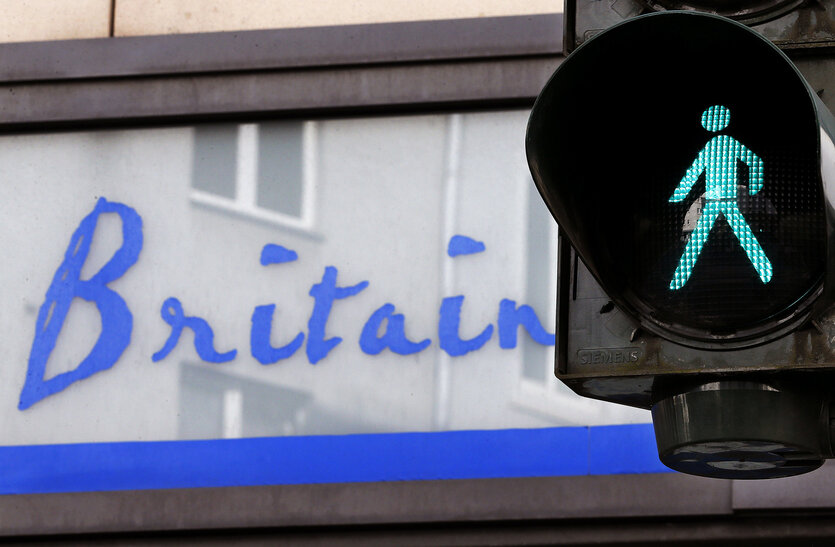 Ein grünes Ampelmännchen neben der Aufschrift „Britain“