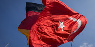 Die türkische Fahne weht vor der deutschen