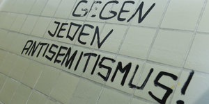 An einer Wand steht: "Gegen jeden Antisemitismus"