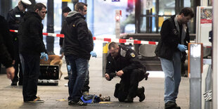 Polizisten untersuchen eine Tasche am Bahnhof