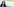 Eine Frau mit dunklen Haaren spricht vor einem grün-weißen Hintergrund in ein Mikrofon