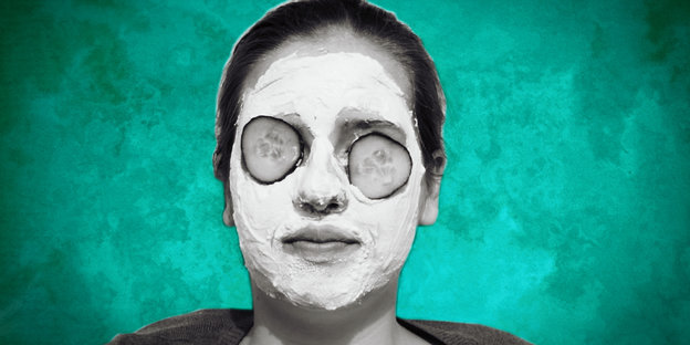 Ein Mädchen trägt eine Gesichtsmaske und Gurkenscheiben auf den Augen