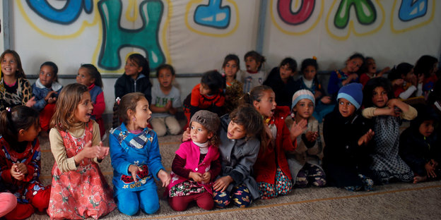Kinder im irakischen Flüchtlingslager Khazer warten auf den Besuch von UN-Generalsekretär Antonio Guterres