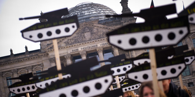 Panzer-Plakate werden vor dem deutschen Bundestag hochgehalten