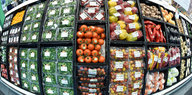 Gemüseregal im Supermarkt in Fischaugen-Optik
