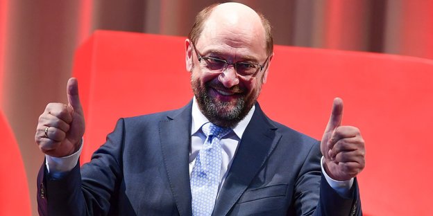 SPD-Kanzlerkandidat Martin Schulz hält seine Daumen hoch und lacht