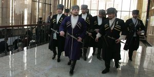 Männer in tschetschenischer Tracht