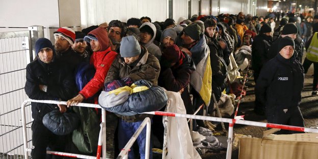 Flüchtlinge warten vor dem Landesamt für Gesundheit und Soziales in Berlin