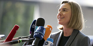 Federica Mogherini spricht in zahlreiche Mikrofone