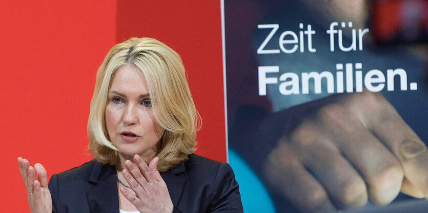 Manuela Schwesig vor Kameras