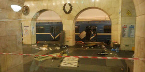Ein zerstörter U-Bahnhof, im Hintergrund eine kaputte U-Bahn