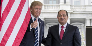 Trump und al-Sisi - Trump gibt "thumbs up" in die Kamera