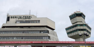 Tower und Hauptgebäude des Flughafens Tegel vor grauem Berlin-Himmel