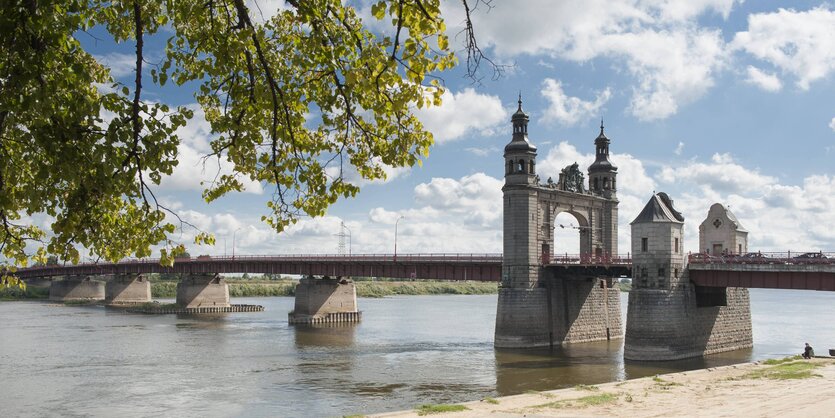 Eine Brücke über einen Fluss